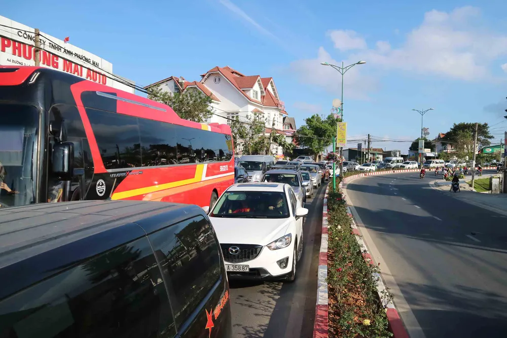 Lượng khách du lịch đổ về Đà Lạt tăng mạnh ảnh 6