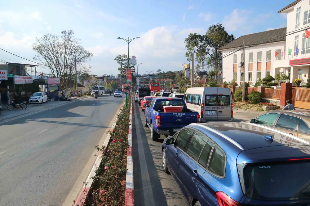 Lượng khách du lịch đổ về Đà Lạt tăng mạnh ảnh 5