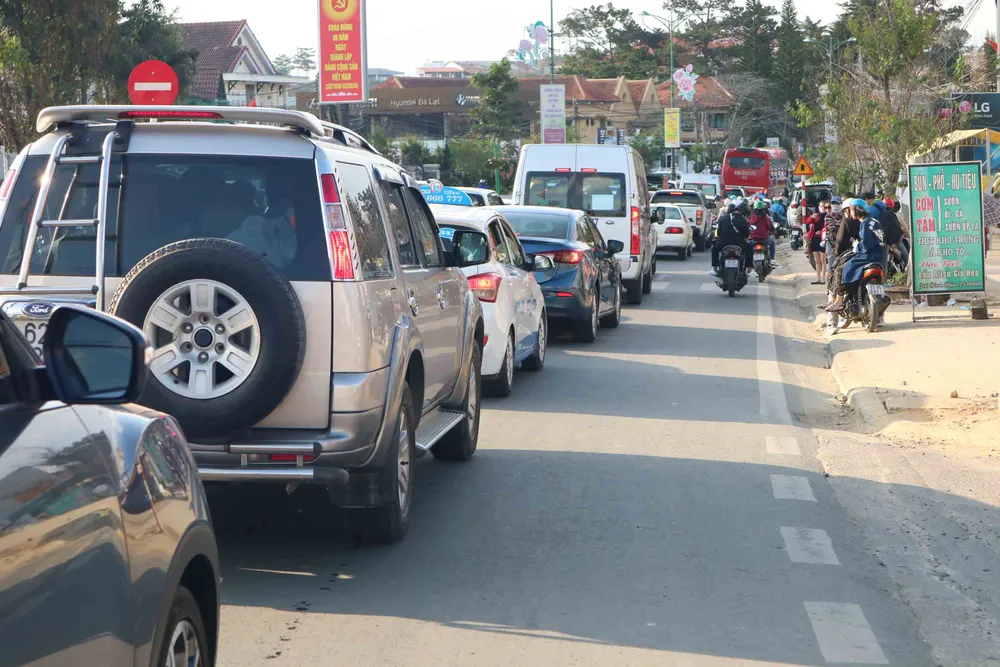 Lượng khách du lịch đổ về Đà Lạt tăng mạnh ảnh 4