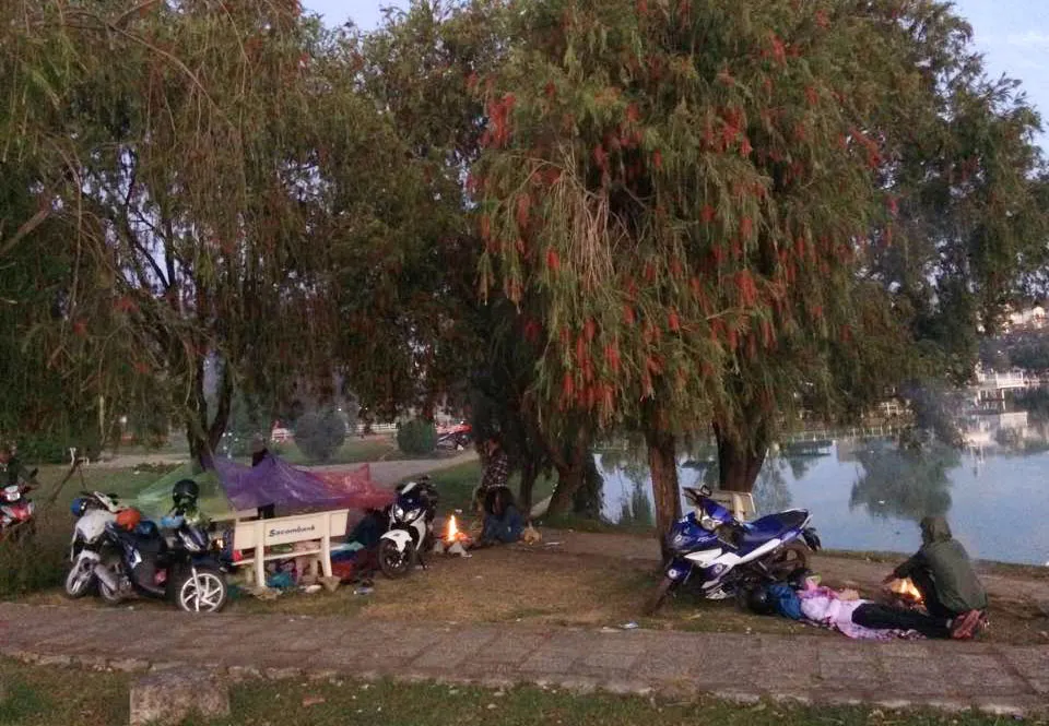 Du khách đốt củi ngủ giữa đêm lạnh Đà Lạt ảnh 1