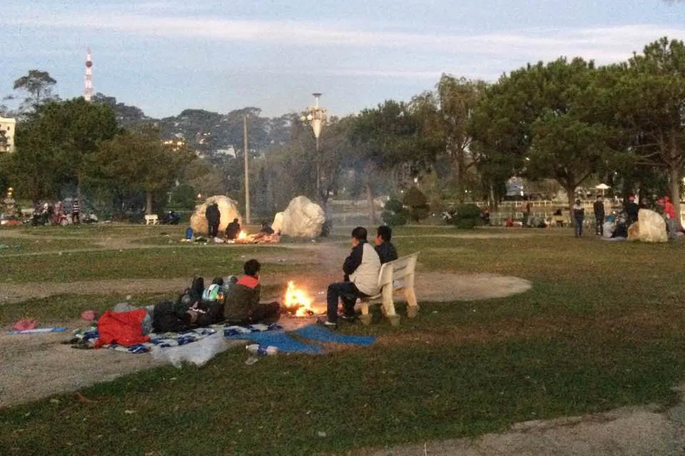 Du khách đốt củi ngủ giữa đêm lạnh Đà Lạt ảnh 2
