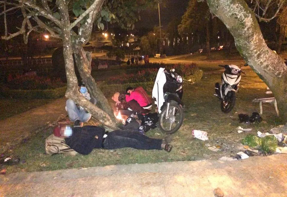 Du khách đốt củi ngủ giữa đêm lạnh Đà Lạt ảnh 4