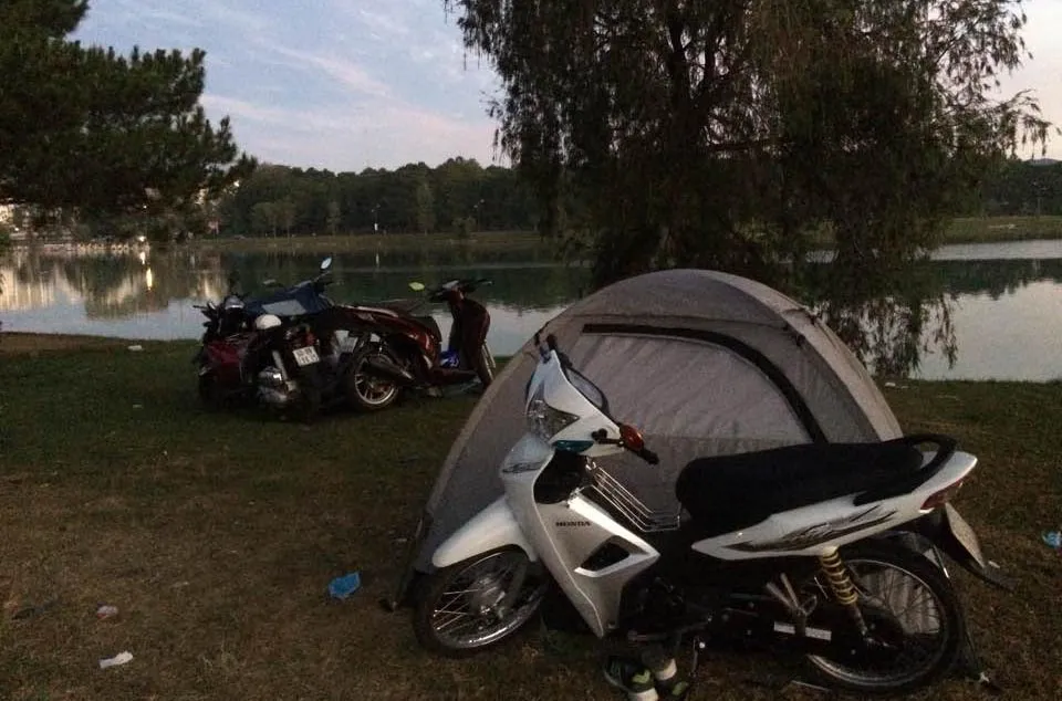 Du khách đốt củi ngủ giữa đêm lạnh Đà Lạt ảnh 5