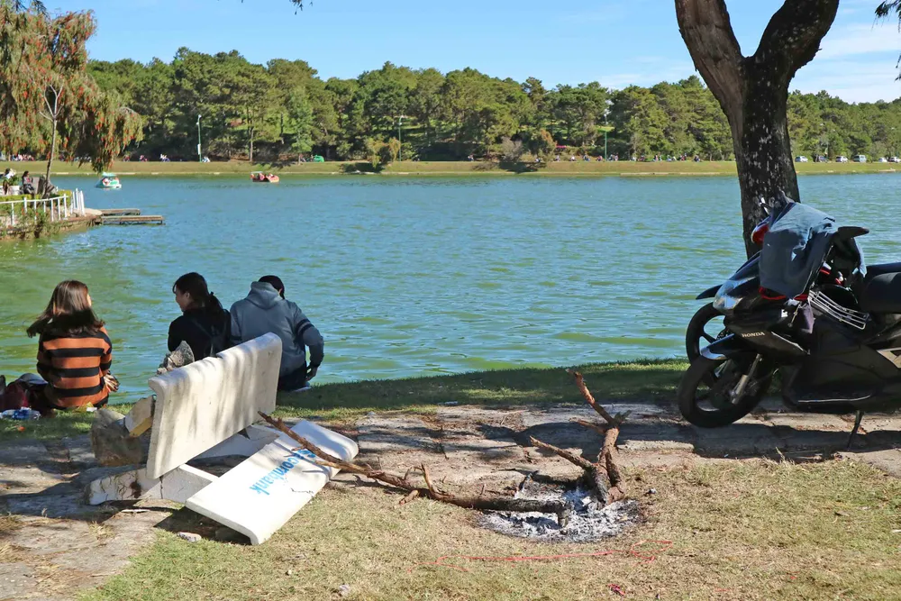 Du khách đốt củi ngủ giữa đêm lạnh Đà Lạt ảnh 8