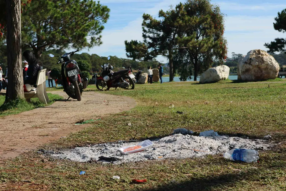 Du khách đốt củi ngủ giữa đêm lạnh Đà Lạt ảnh 6