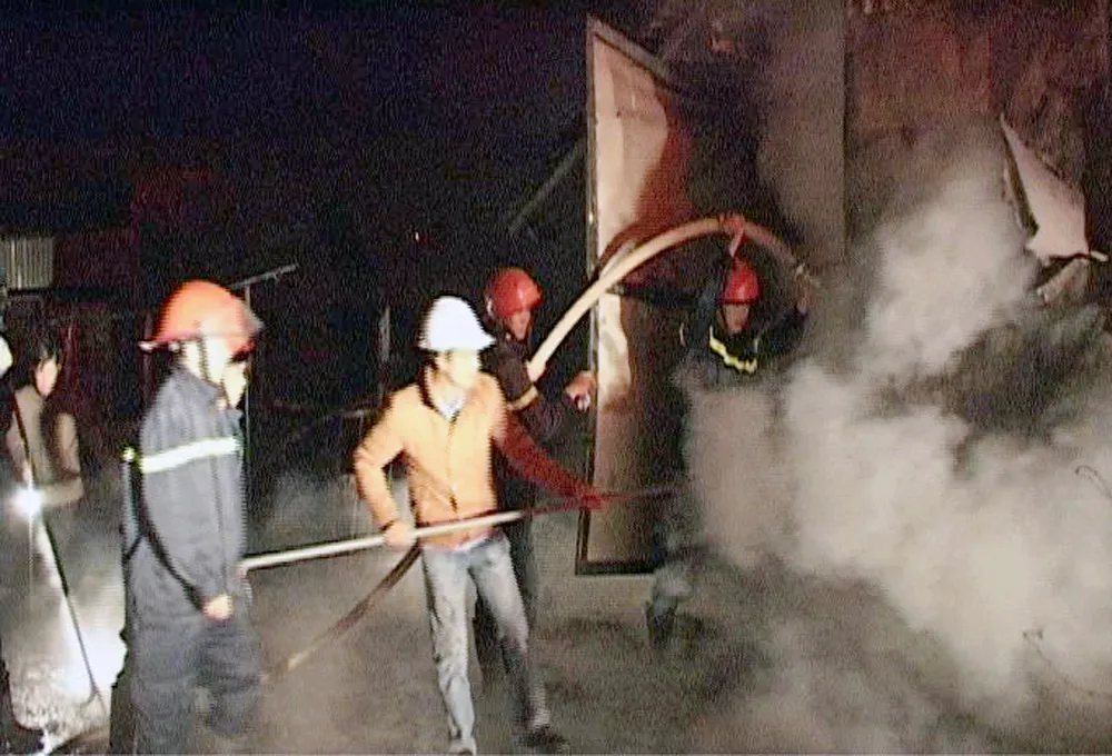 Hỏa hoạn thiêu rụi xưởng gỗ lúc rạng sáng ảnh 2