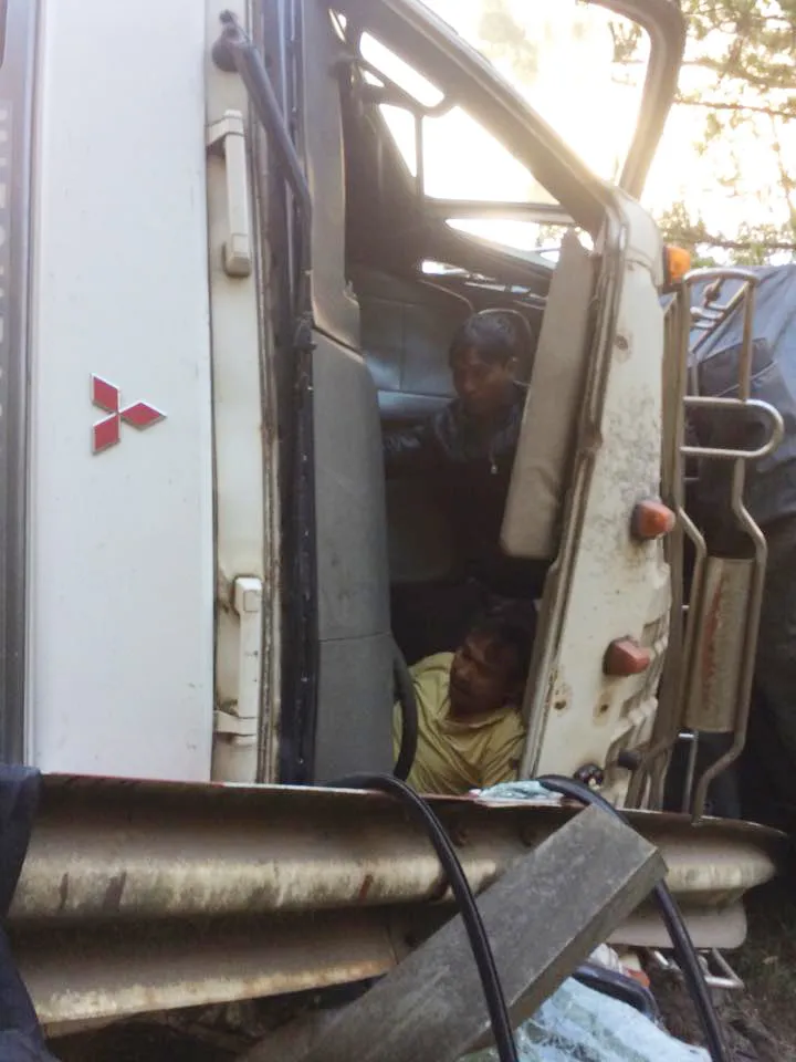 Xe tải lật ngang, tài xế mắc kẹt trong cabin ảnh 2