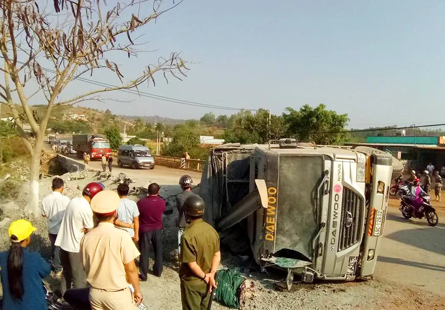 Xe tải lật ngang cuốn bay toàn bộ lan can cầu ảnh 1