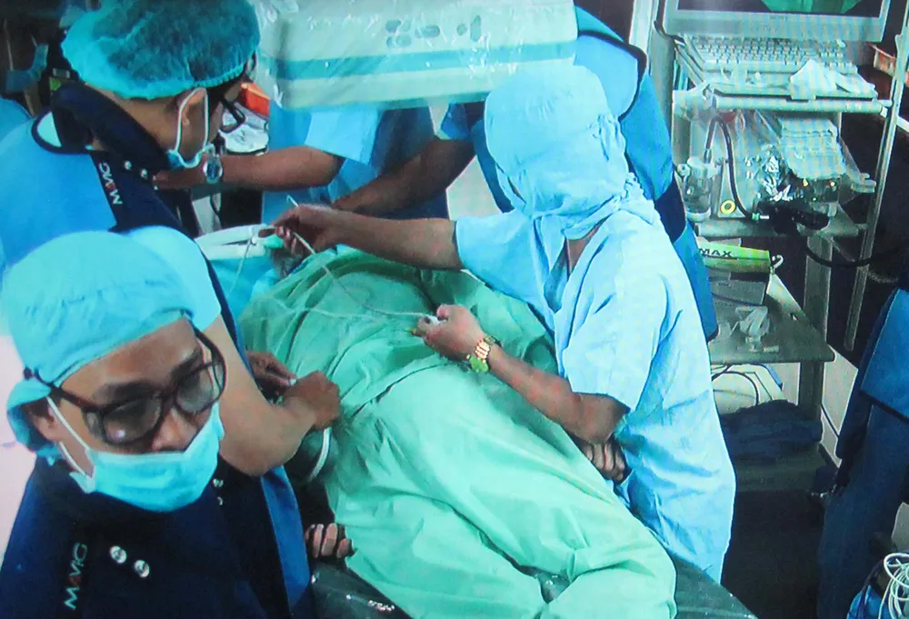 Triển khai phương pháp nội soi ngược dòng lấy sỏi mật ảnh 2