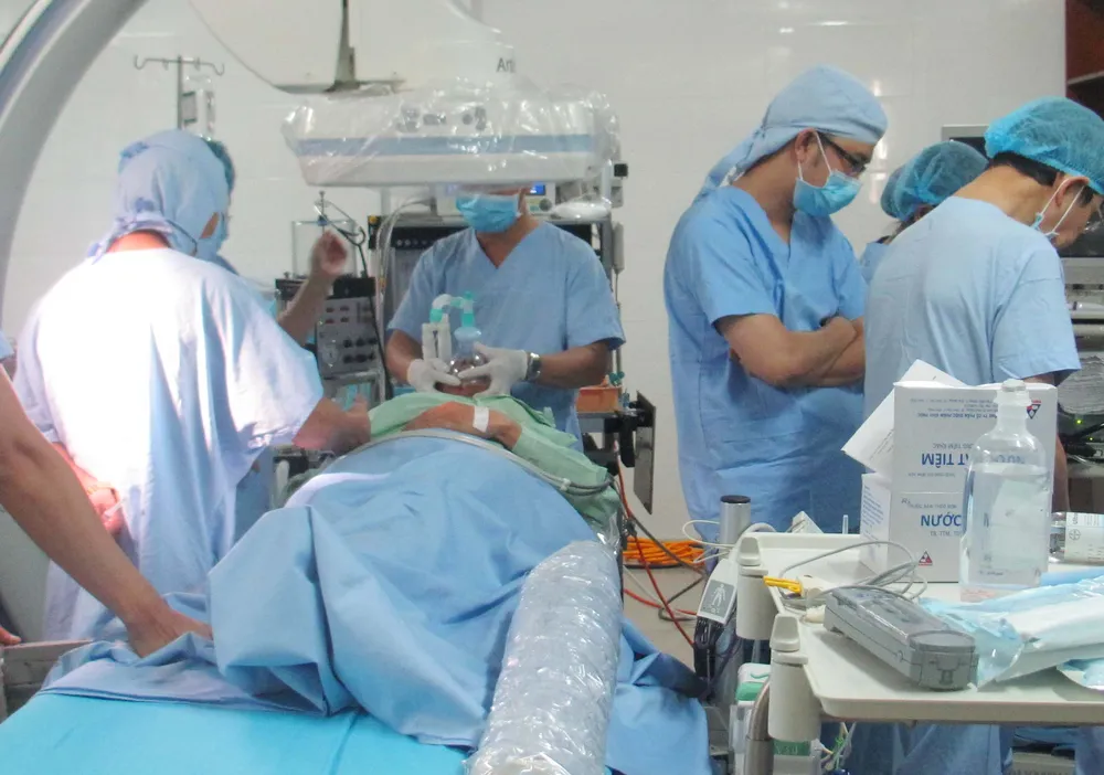 Triển khai phương pháp nội soi ngược dòng lấy sỏi mật ảnh 1