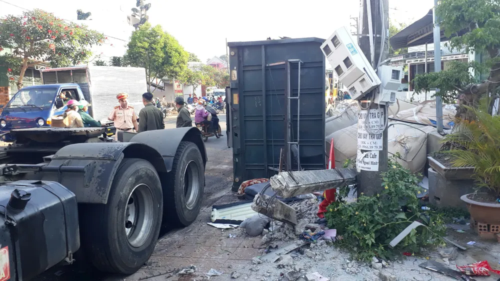 Lật xe chở alumin tại khúc cua “tử thần”, tài xế tử vong trong cabin ảnh 2