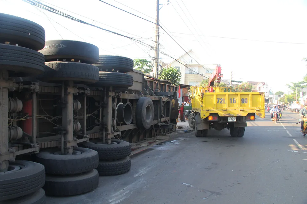 Lật xe chở alumin tại khúc cua “tử thần”, tài xế tử vong trong cabin ảnh 3