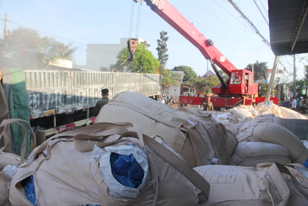 Lật xe chở alumin tại khúc cua “tử thần”, tài xế tử vong trong cabin ảnh 1