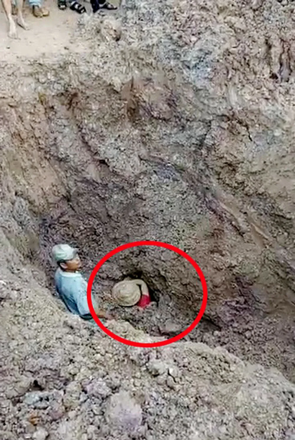 Cứu sống vợ chồng bị đất vùi sâu hơn 2 mét ảnh 1