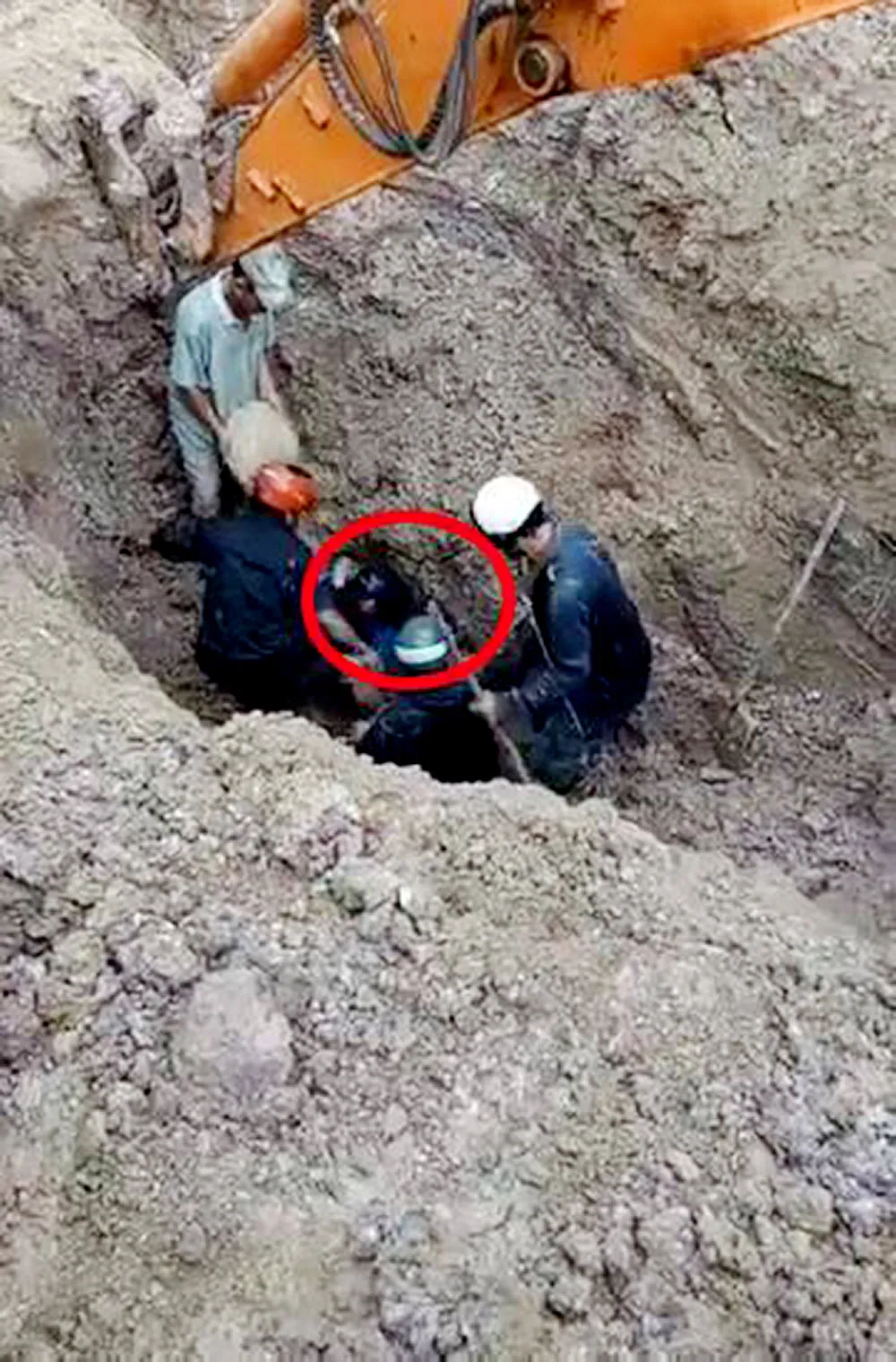 Cứu sống vợ chồng bị đất vùi sâu hơn 2 mét ảnh 2