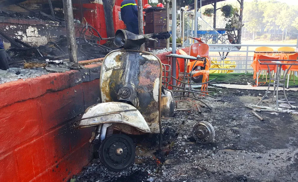 Cháy lớn thiêu rụi quán cà phê xe cổ ở Đà Lạt ảnh 5