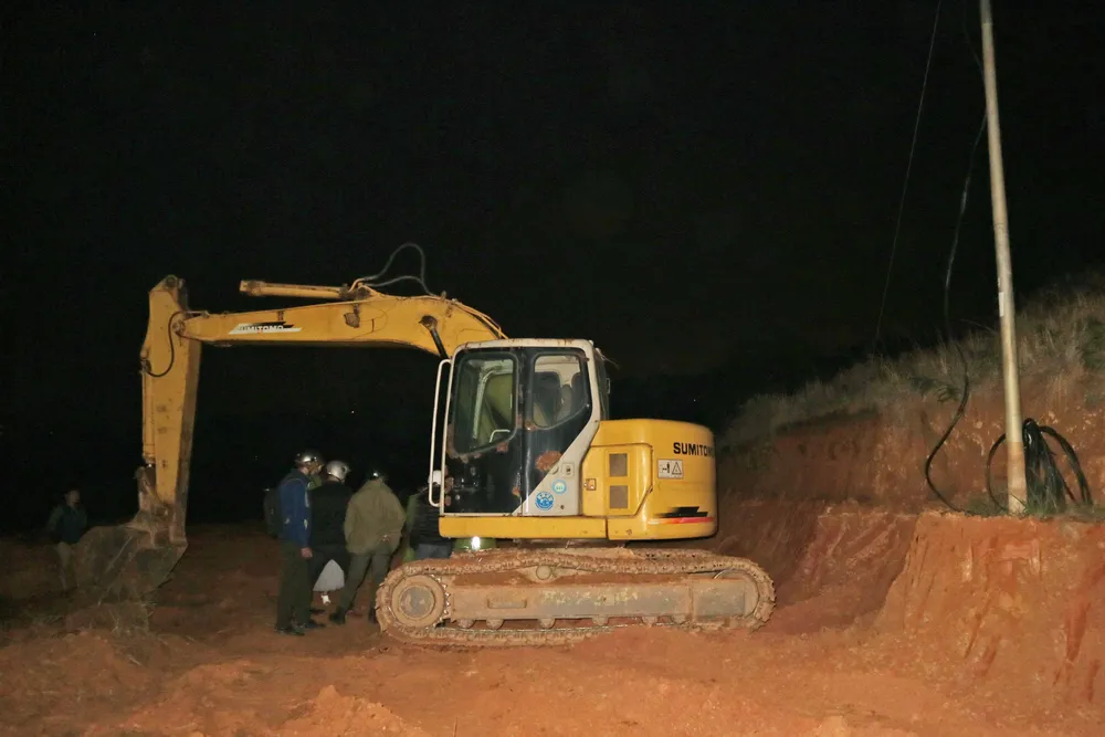 Tạm giữ máy xúc san gạt đất trái phép tại Đà Lạt ảnh 1