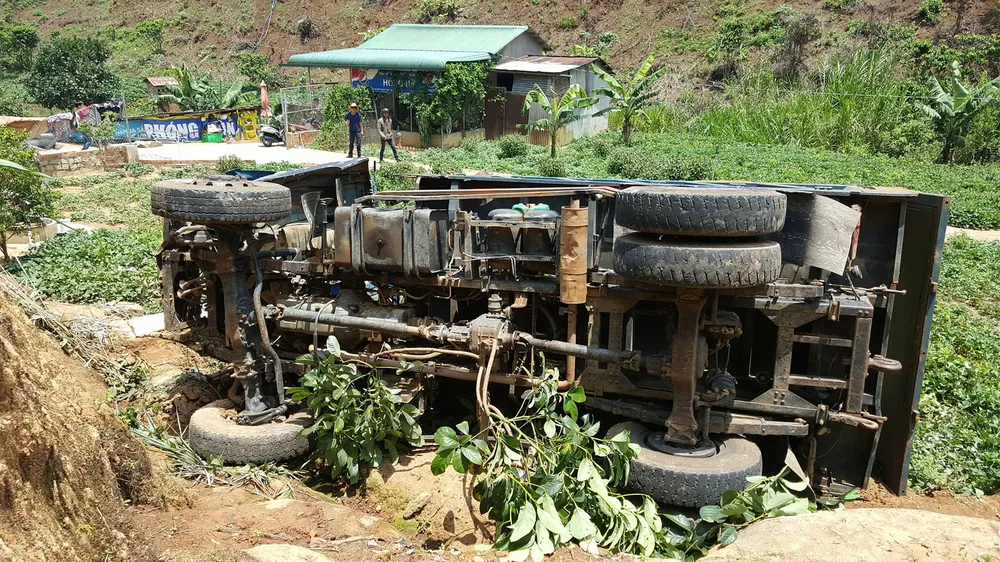 Xe tải lật nhiều vòng xuống vực sâu, tài xế bị thương nặng ảnh 2