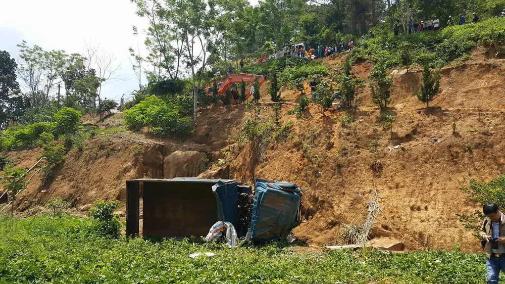 Xe tải lật nhiều vòng xuống vực sâu, tài xế bị thương nặng ảnh 3