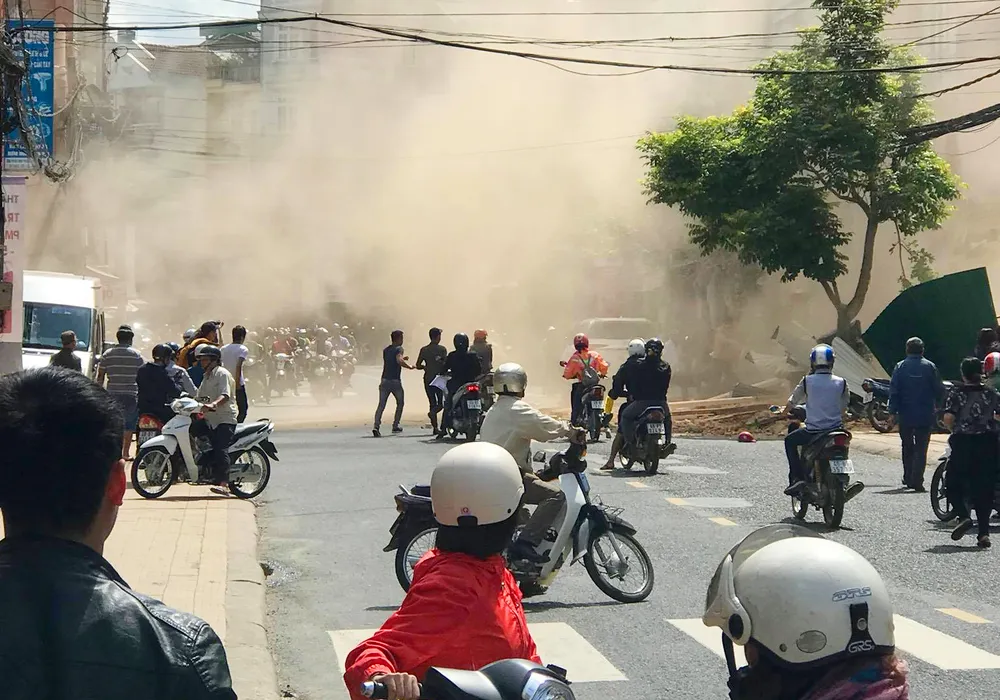 Sập công trình tháo dỡ nhà, 3 người bị thương ảnh 1