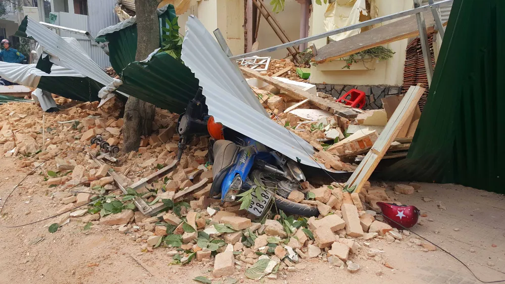 Sập công trình tháo dỡ nhà, 3 người bị thương ảnh 4