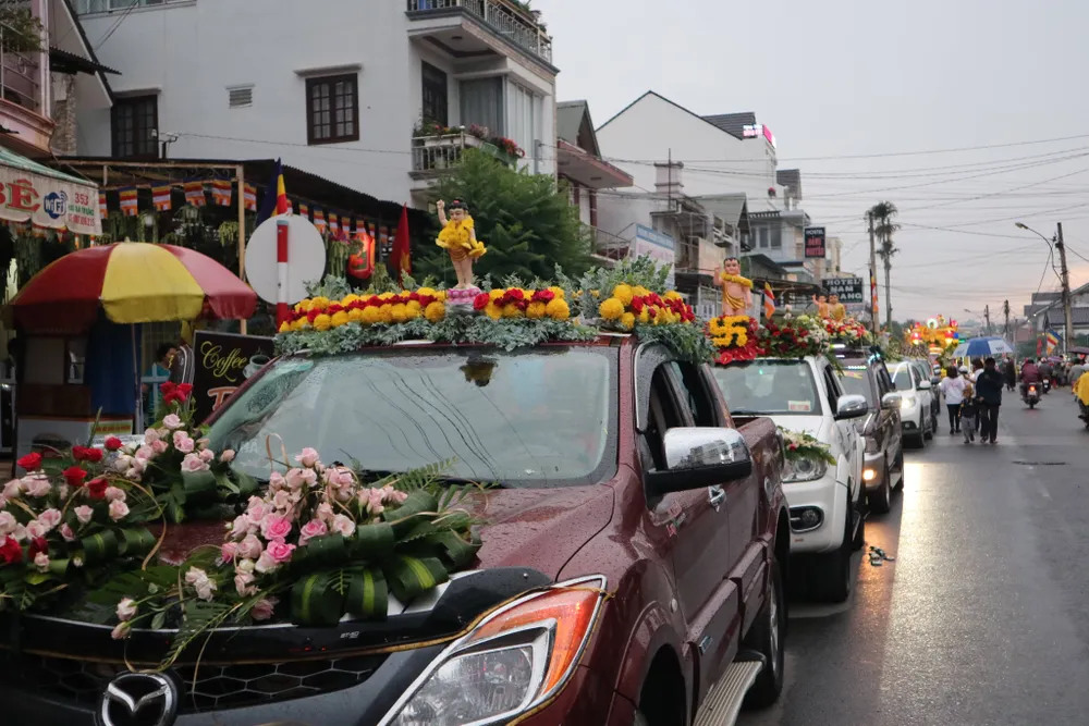 Chiêm ngưỡng đoàn xe hoa rực rỡ mừng Phật đản ở Đà Lạt ảnh 9