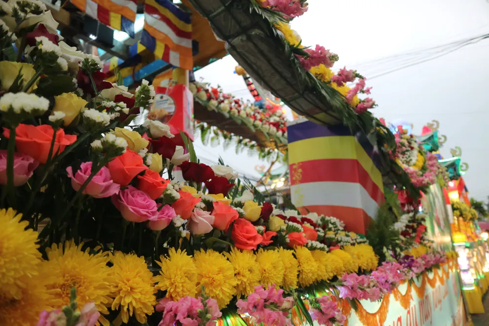 Chiêm ngưỡng đoàn xe hoa rực rỡ mừng Phật đản ở Đà Lạt ảnh 5