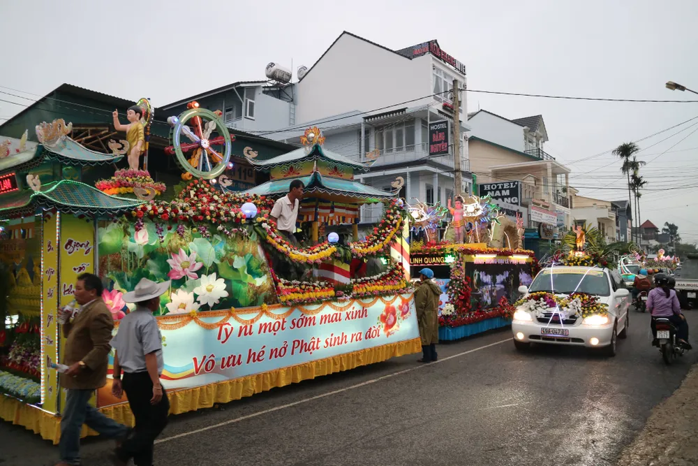 Chiêm ngưỡng đoàn xe hoa rực rỡ mừng Phật đản ở Đà Lạt ảnh 2