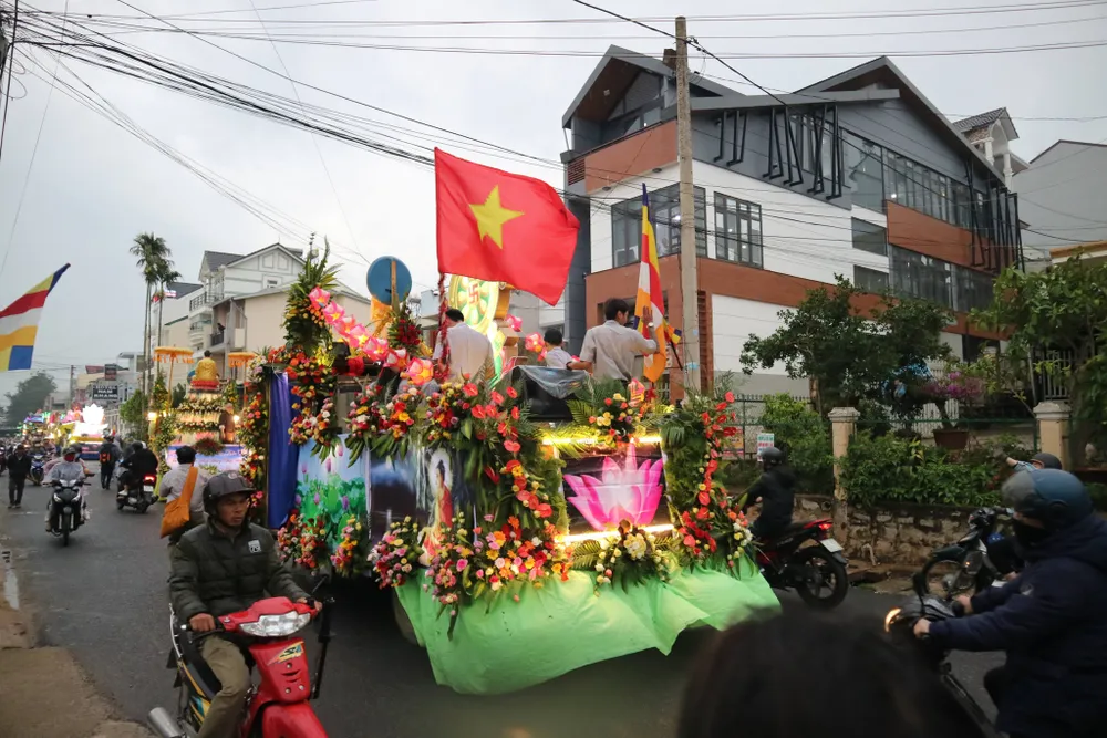 Chiêm ngưỡng đoàn xe hoa rực rỡ mừng Phật đản ở Đà Lạt ảnh 11
