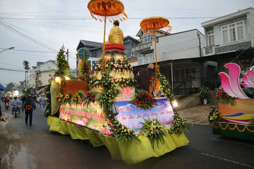 Chiêm ngưỡng đoàn xe hoa rực rỡ mừng Phật đản ở Đà Lạt ảnh 10