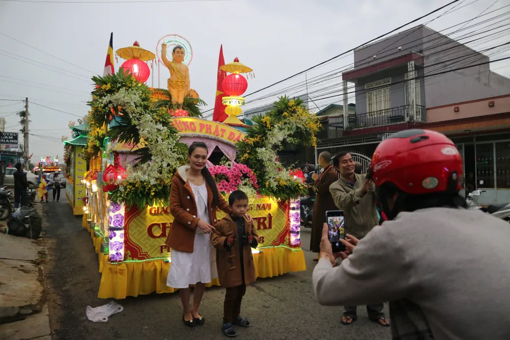 Chiêm ngưỡng đoàn xe hoa rực rỡ mừng Phật đản ở Đà Lạt ảnh 7