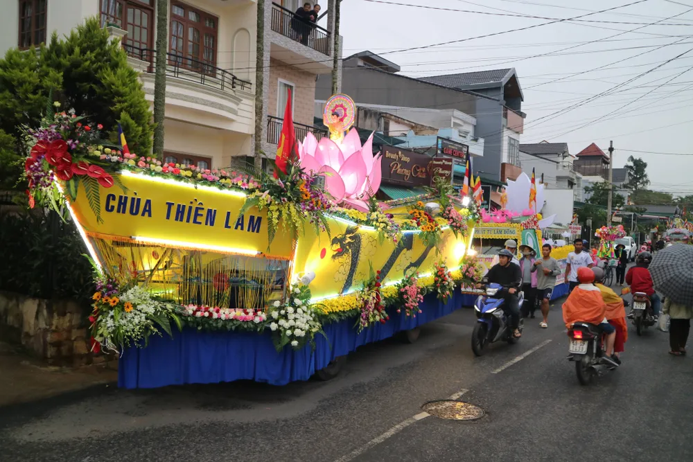 Chiêm ngưỡng đoàn xe hoa rực rỡ mừng Phật đản ở Đà Lạt ảnh 3