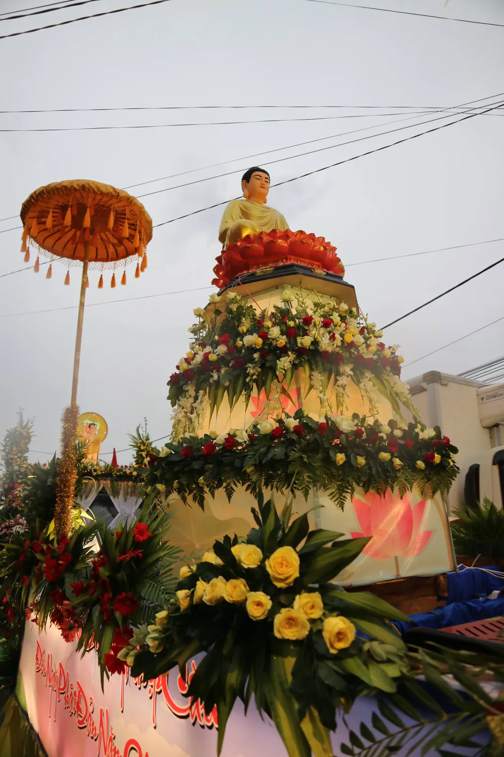 Chiêm ngưỡng đoàn xe hoa rực rỡ mừng Phật đản ở Đà Lạt ảnh 6