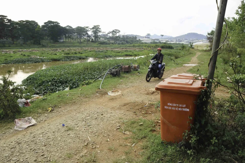 Rác thải bủa vây hồ Than Thở - Đà Lạt ảnh 14