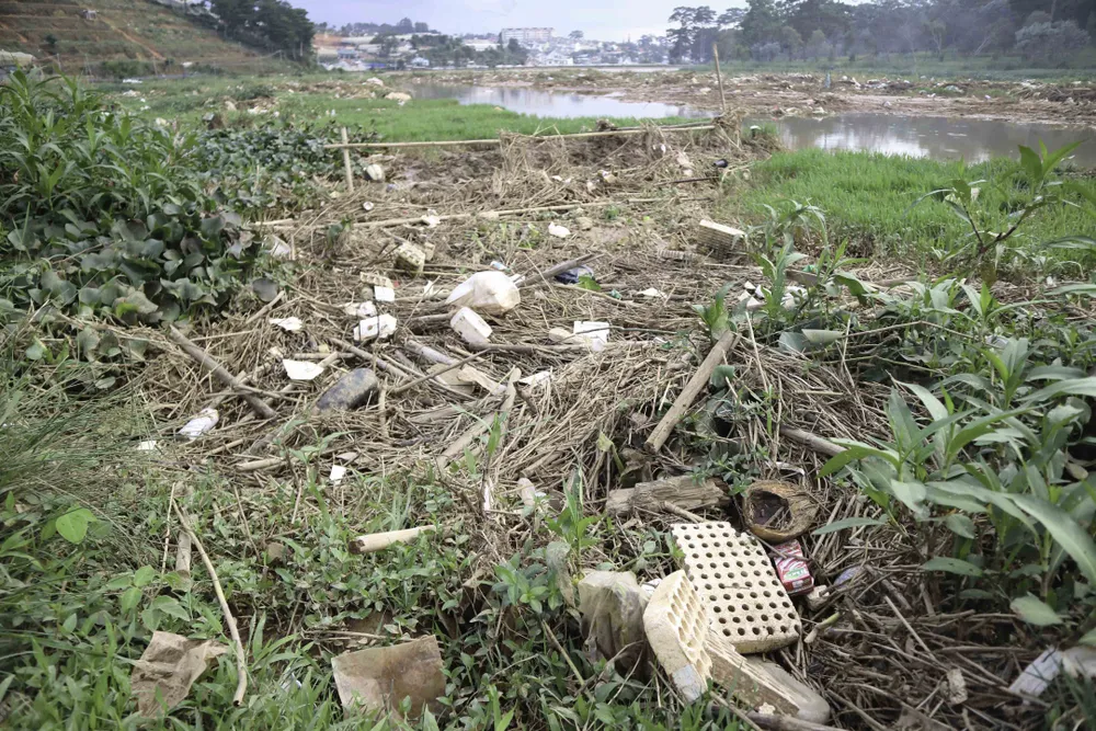 Rác thải bủa vây hồ Than Thở - Đà Lạt ảnh 3