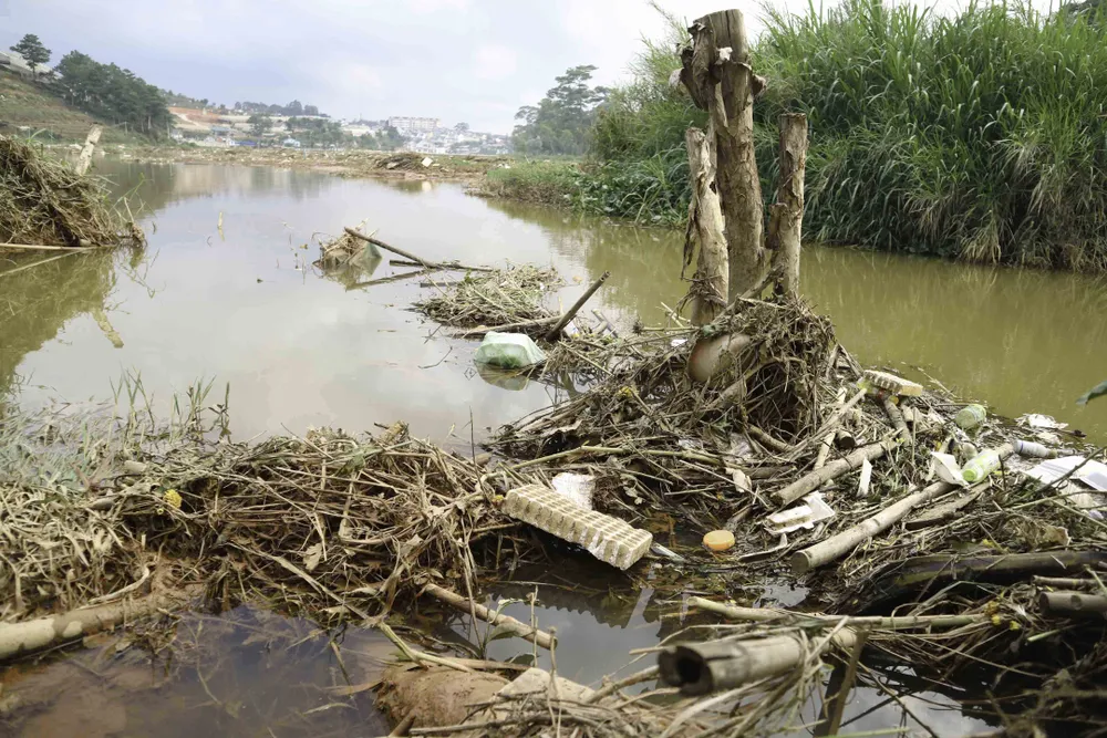Rác thải bủa vây hồ Than Thở - Đà Lạt ảnh 6