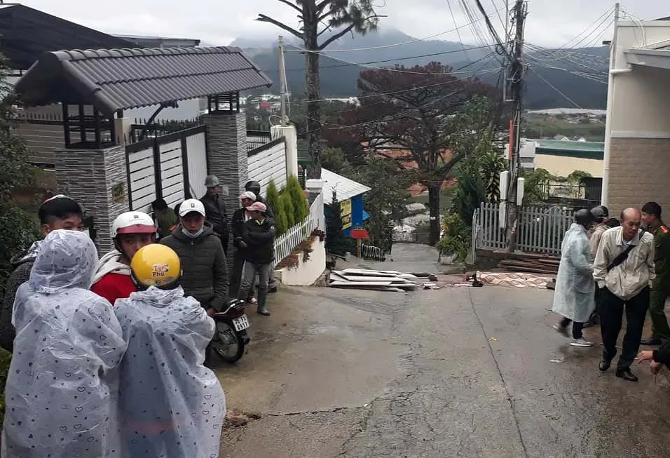 Hai người bị đè tử vong khi bốc dỡ vật liệu xây dựng ảnh 1