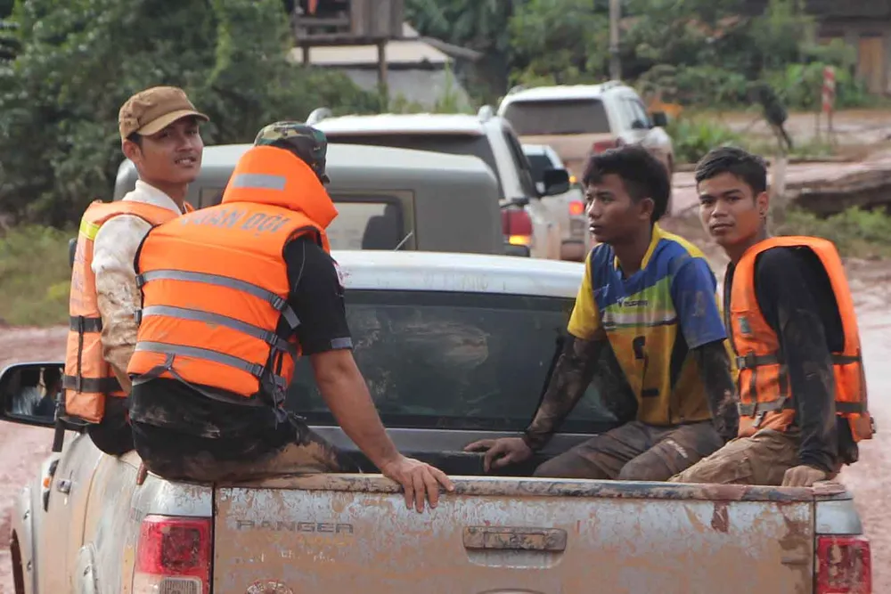 Gian nan đường tiếp tế vào khu vực bị vỡ đập thủy điện ở Lào ảnh 15