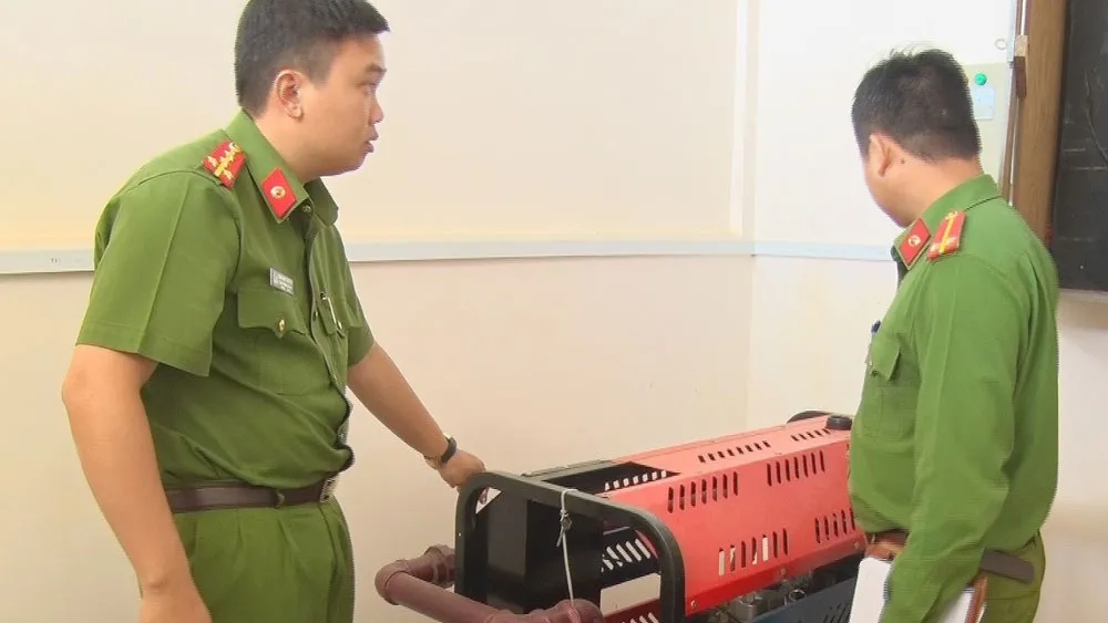 Lực lượng chức năng kiểm tra thiết bị PCCC. Ảnh: ĐOÀN KIÊN