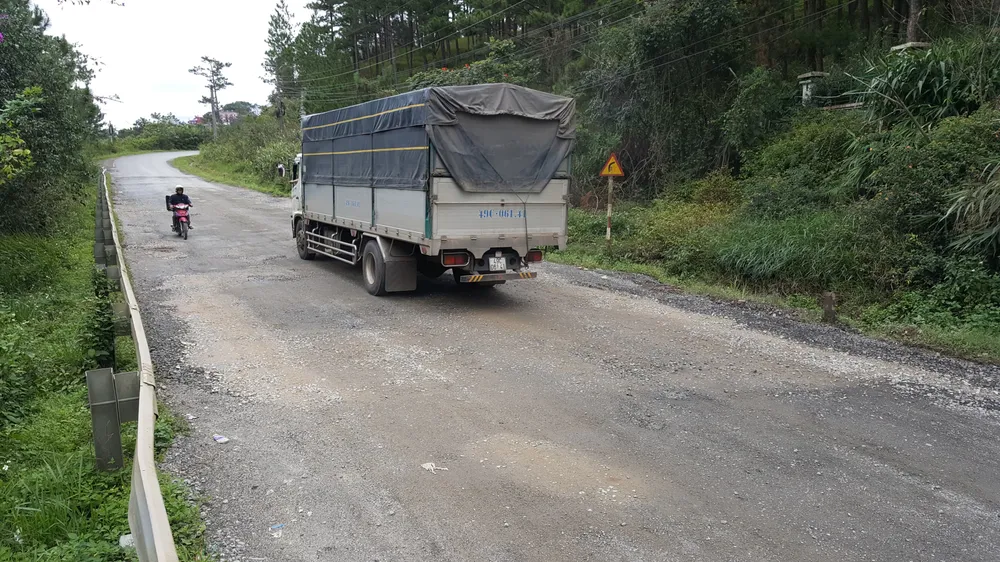 Khắc phục tạm thời tình trạng xuống cấp đường cửa ngõ Đà Lạt ảnh 3