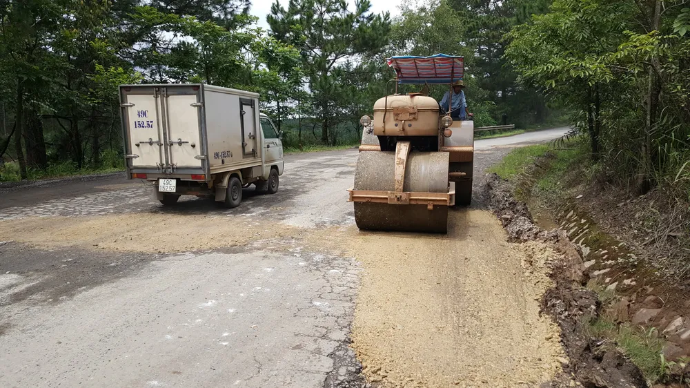 Khắc phục tạm thời tình trạng xuống cấp đường cửa ngõ Đà Lạt ảnh 2