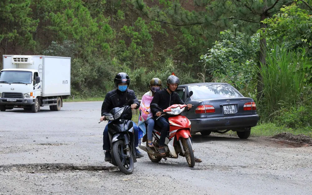 Khắc phục tạm thời tình trạng xuống cấp đường cửa ngõ Đà Lạt ảnh 5