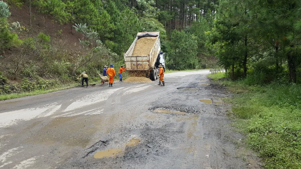 Khắc phục tạm thời tình trạng xuống cấp đường cửa ngõ Đà Lạt ảnh 1