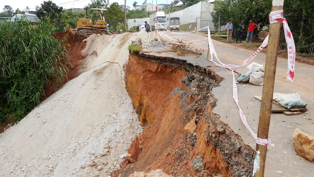 Sạt lở nghiêm trọng tuyến đường đi Suối Vàng - Đà Lạt ảnh 1