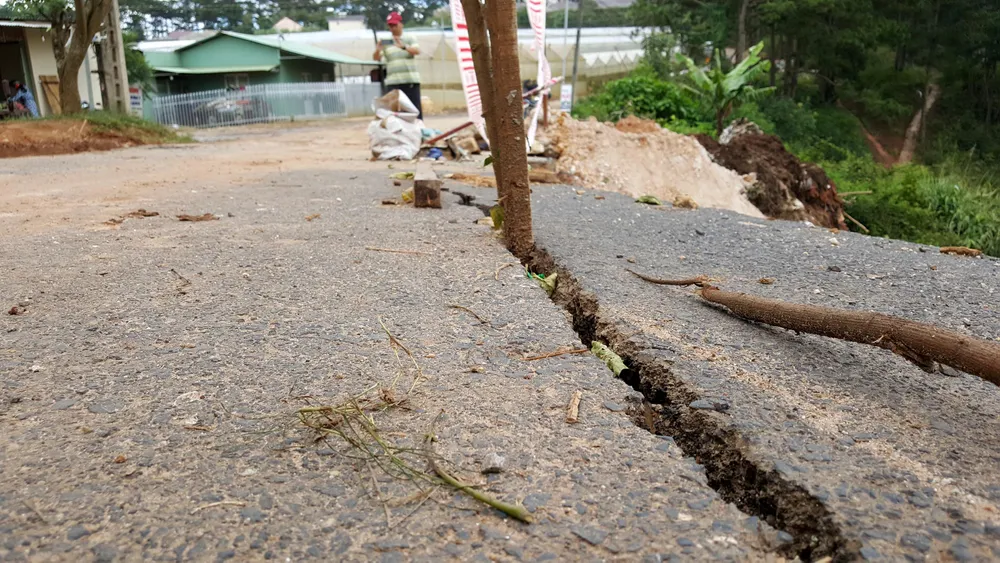Sạt lở nghiêm trọng tuyến đường đi Suối Vàng - Đà Lạt ảnh 2