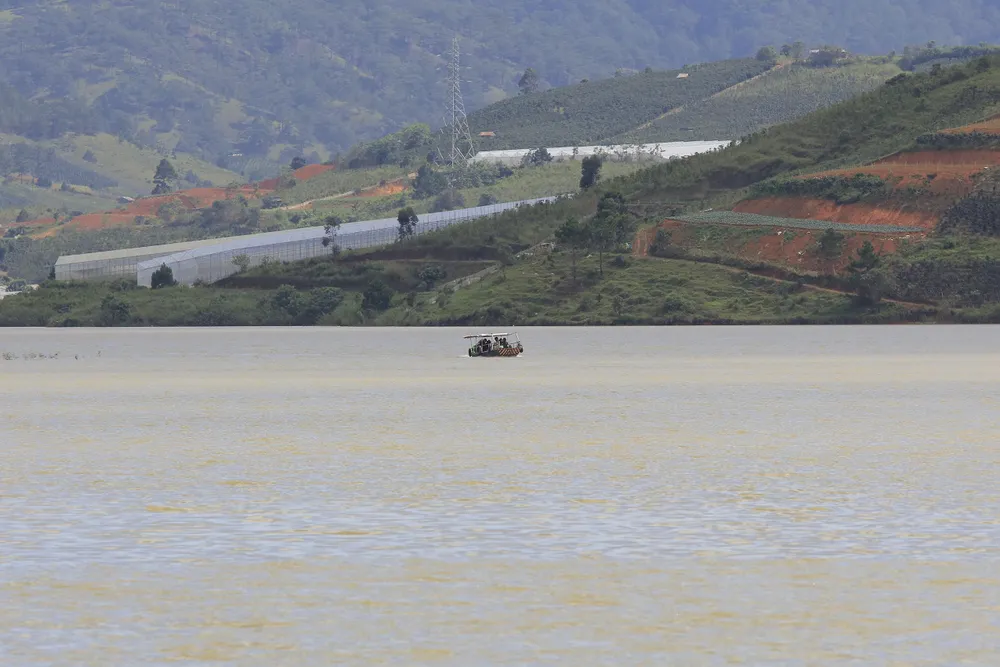 Thuyền “chui” vẫn mạo hiểm chở khách trên hồ Đan Kia - Suối Vàng ảnh 2