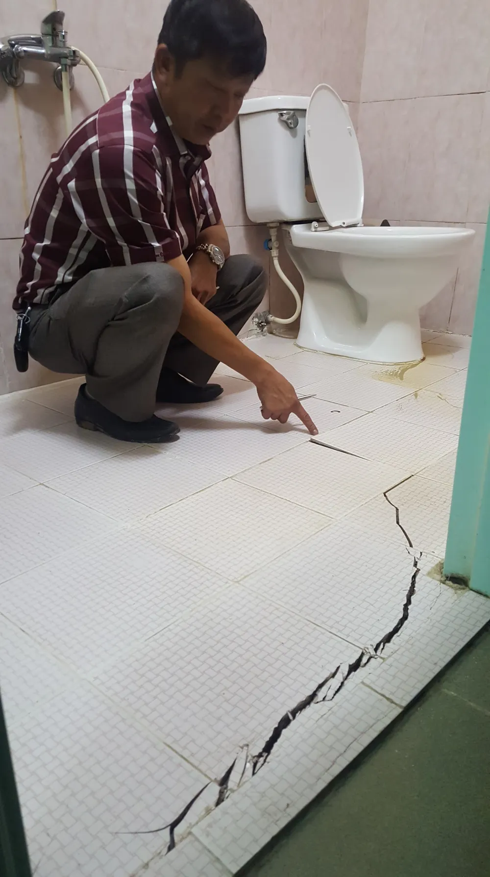  Công trình xây dựng không an toàn, gây sụt lún nguy hiểm các nhà kế cận ảnh 2