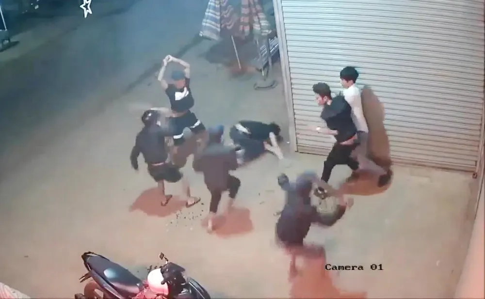 Camera an ninh ghi hình nhóm thanh niên chém 2 người nguy kịch  ảnh 1