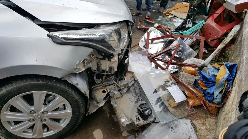 Xe ô tô mất lái ủi nhiều xe máy trên phố khiến 4 người bị thương ảnh 3