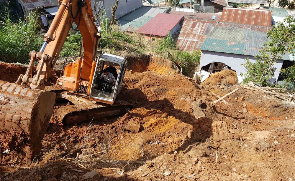 Sạt lở đất ở Đà Lạt gây sập tường nhà, cả gia đình thoát nạn ảnh 4